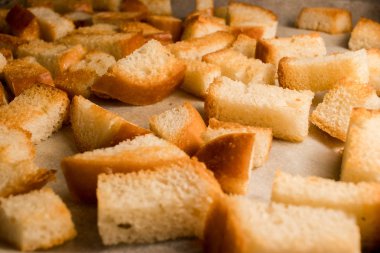 (Pişmiş) gevrek gevrek altın kruton (geleneksel snack sabotajcı gibi) üzerinden beyaz ekmek taze kızarmış