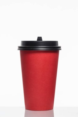 Kırmızı kahve fincanı götürün