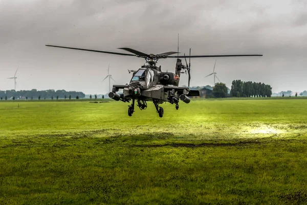 An Apache helicopter had landed on Elburgerweg with problems