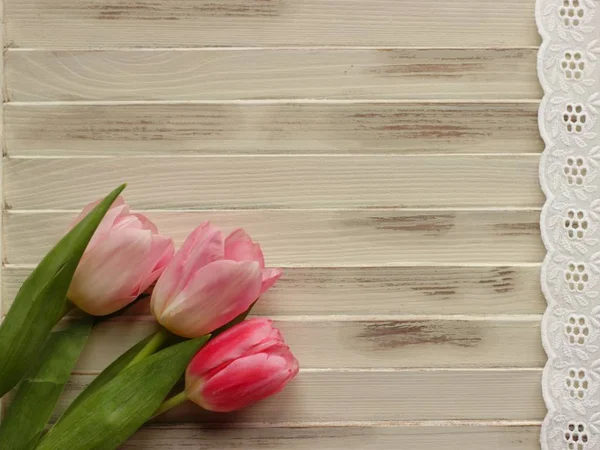 Trois Tulipes Dentelles Couchées Sur Une Vieille Planche Bois Légère — Photo