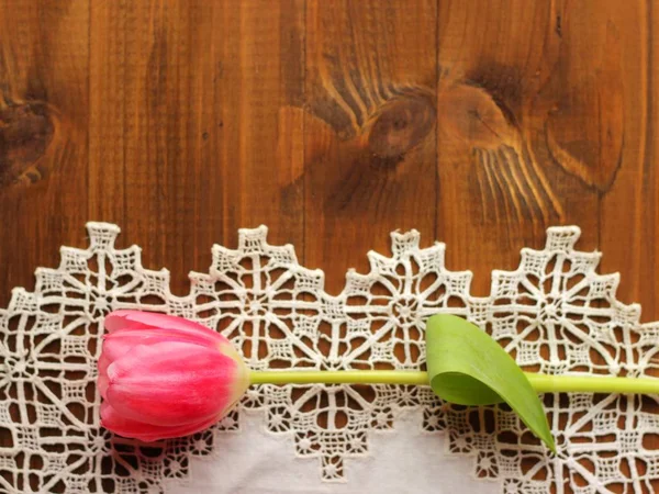 Tulip Liggande Tatting Lace Och Mörk Träskiva — Stockfoto