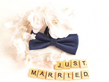 Beyaz arka planda düğün eşyaları. Sadece evlendim. Kartı.