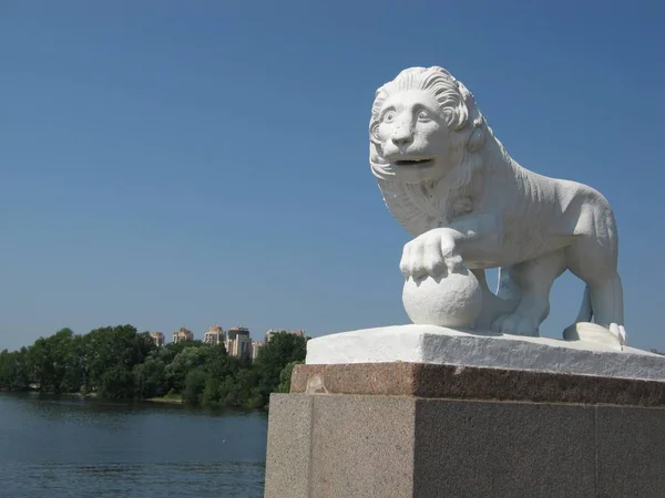 Elagin Adası, St. Petersburg, Rusya ok iyi havalarda mermer aslan heykel