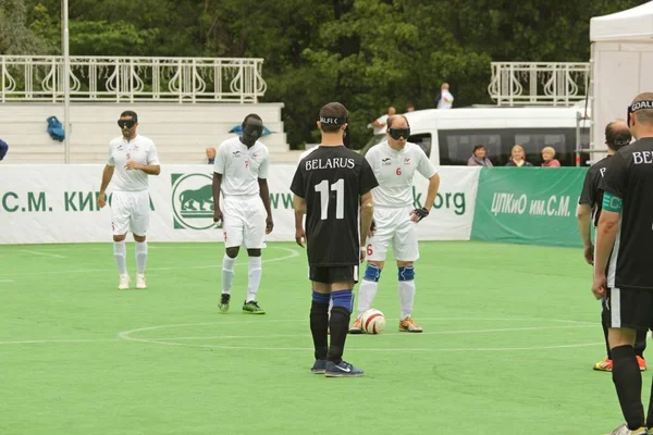  St.Petersburg Rusya, 24 Mayıs 2019: Elagin Park'ta kör kategori B1 arasında Beşinci Uluslararası Dostluk Futbol Turnuvası eğitimi