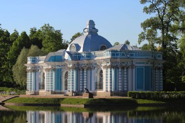 Parklar ve saraylar kavramı. St.Petersburg'daki Tsarskoye Selo Parkı'ndaki grotto pavyonu. Bina 18..