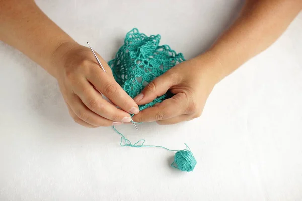 Tricô Crochê Mão Conceito Mãos Femininas Tricotar Pano Verde Gancho — Fotografia de Stock