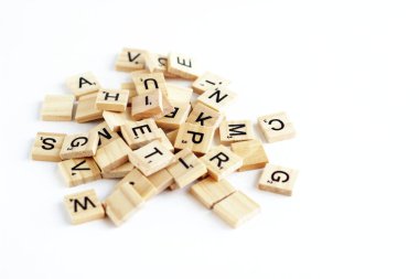 St. Petersburg Rusya, 29.06.2019: masa oyunu konsepti. Beyaz arkaplanda tahta Scrabble harf kiremitleri.