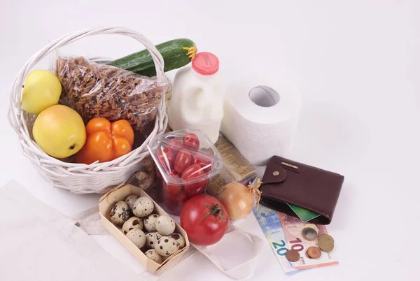 Koronavirüs karantinası ve kendini izole etme sırasında yiyecek tedariği. Yemek teslimatı, bağış, gönüllü destek. Beyaz arka planda çeşitli yiyecek ve avro faturaları. Metin için boşluk kopyala