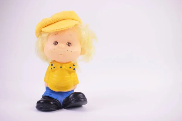 Beyaz arka plandaki oyuncak bebek palyaço. Sarı izole edilmiş güzel plastik bebek..