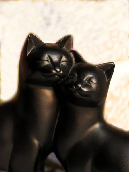 Clay hračka okouzlené černé kočky zavřít na světlém pozadí. Roztomilé přání k Valentýnu, svatební den, výročí, místo pro text — Stock fotografie