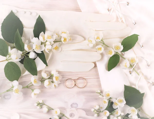 Mariage mariage concept.jasmine fleurs cadre sur une table en bois vue supérieure. fond de mariage avec des fleurs de jasmin et accessoires nuptiaux.. — Photo
