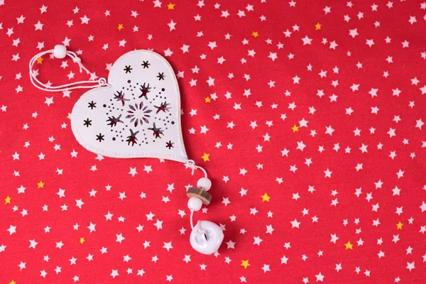 Maqueta navideña festiva sobre el fondo de lona de seda roja con espacio de copia para la decoración de texto y Navidad. Tarjeta de felicitación de Navidad de Año Nuevo. —  Fotos de Stock