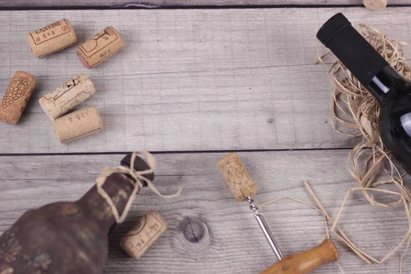 Korkenzieher, Korken und Flaschen auf einem alten Holztisch. Wein-Accessoires auf grauen Scheunenbrettern. Draufsicht mit Kopierplatz für Text. — Stockfoto
