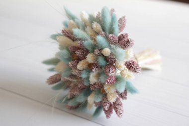 Zarif çiçekler, yuvarlak bir kutuda çiçek, bir kutuda buket, bahar buketi, buket 2019, gelin buketi, gelin buketi, düğün çiçekleri, narin gelin buketi, düğün, şenlikli buket kurutulmuş çiçekler bahar buket