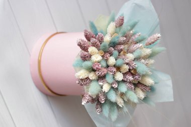 Zarif çiçekler, yuvarlak bir kutuda çiçek, bir kutuda buket, bahar buketi, buket 2019, gelin buketi, gelin buketi, düğün çiçekleri, narin gelin buketi, düğün, şenlikli buket kurutulmuş çiçekler bahar buket