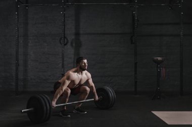 Crossfit atlet Deadlift egzersiz yapmak. Kaslı adam Powerlifting egzersiz spor salonunda pratik.
