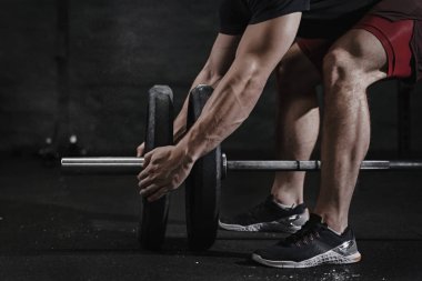 Closeup sporcunun crossfit spor salonunda ağırlık kaldırma için hazırlanıyor. Halter magnesia koruma. Fonksiyonel powerlifting Egzersiz Egzersizler pratik.