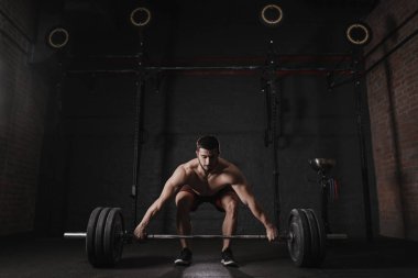 Genç atlet halter alıştırmalar crossfit spor salonunda sonra dinlenme.