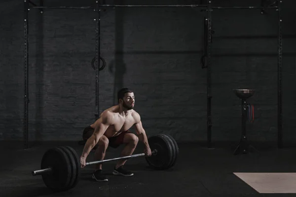 Atleta Crossfit Fazendo Exercício Deadlift Homem Muscular Praticando Powerlifting Ginásio — Fotografia de Stock