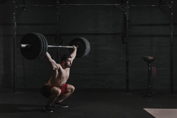 Joven Atleta Crossfit Levantando Pesas Gimnasio Copiar Espacio — Foto de Stock