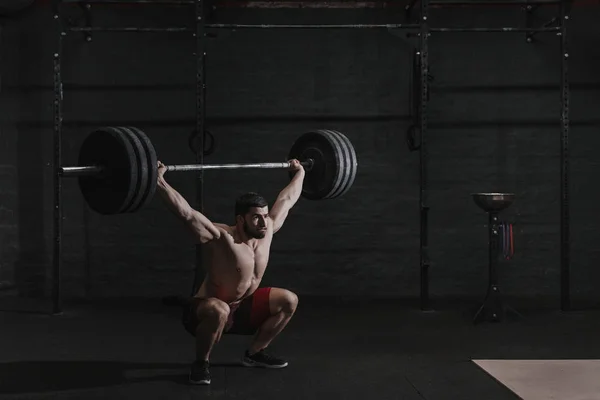 Jonge Atleet Opheffing Barbell Overhead Crossfit Fitnessruimte Gespierde Man Beoefenen — Stockfoto