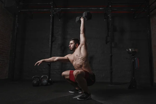 Crossfit Atleta Haciendo Ejercicio Gimnasio Haciendo Sentadillas Mancuernas Aéreas —  Fotos de Stock