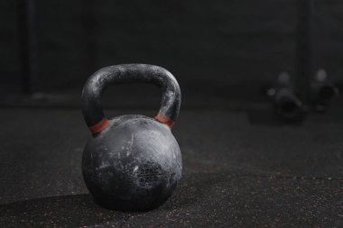 Kettlebell salonunda. CrossFit ekipman. Kopya alanı