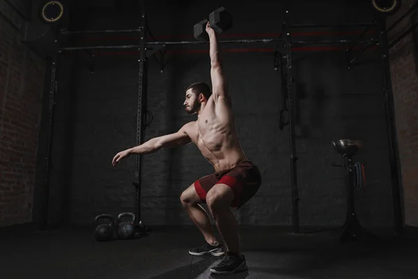 Crossfit Atleet Doen Halter Squats Sportschool Het Beoefenen Van Functionele — Stockfoto