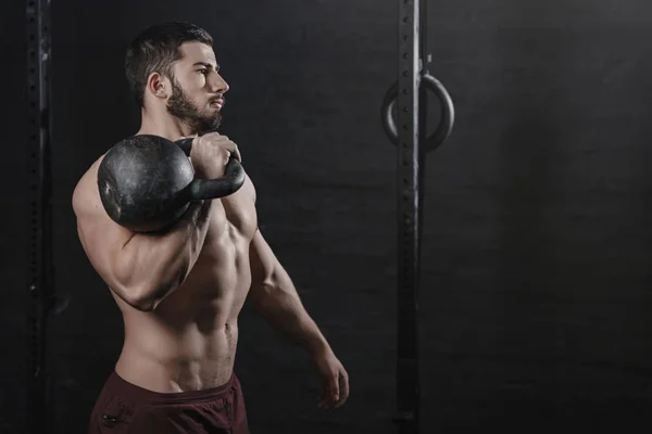 Πορτραίτο Του Αθλητή Κρατώντας Ένα Kettlebell Άσκηση Crossfit Στο Γυμναστήριο — Φωτογραφία Αρχείου