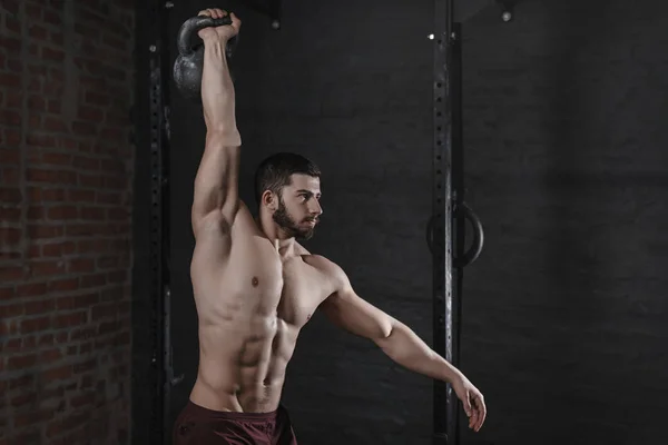 Shirtless Crossfit Αθλητής Άσκηση Ένα Kettlebell Στο Γυμναστήριο Όμορφος Άντρας — Φωτογραφία Αρχείου