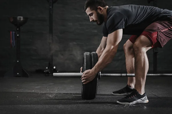 Junge Crossfit Athletin Bereitet Sich Der Turnhalle Auf Das Hantelheben — Stockfoto