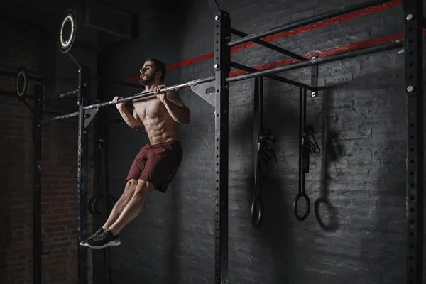 Crossfit Atleta Fazendo Pull Ups Ginásio Praticar Calistenia Bonito Homem — Fotografia de Stock