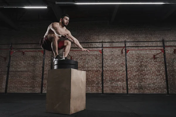 Crossfit Atleet Het Uitvoeren Van Vak Sprong Sportschool Knappe Man — Stockfoto