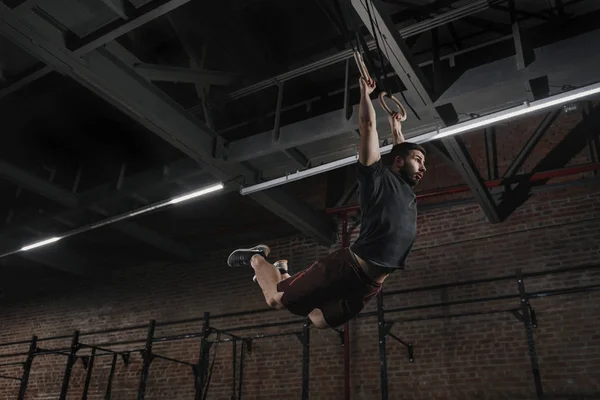 Joven Atleta Haciendo Pull Ups Anillos Gimnásticos Gimnasio Cross Fit — Foto de Stock