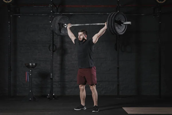 Jonge Atleet Opheffing Barbell Overhead Crossfit Fitnessruimte Knappe Man Doen — Stockfoto