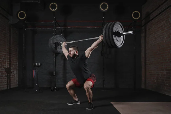 Hombre Haciendo Sentadillas Con Pesadas Pesas Gimnasio Hombre Guapo Practicando — Foto de Stock