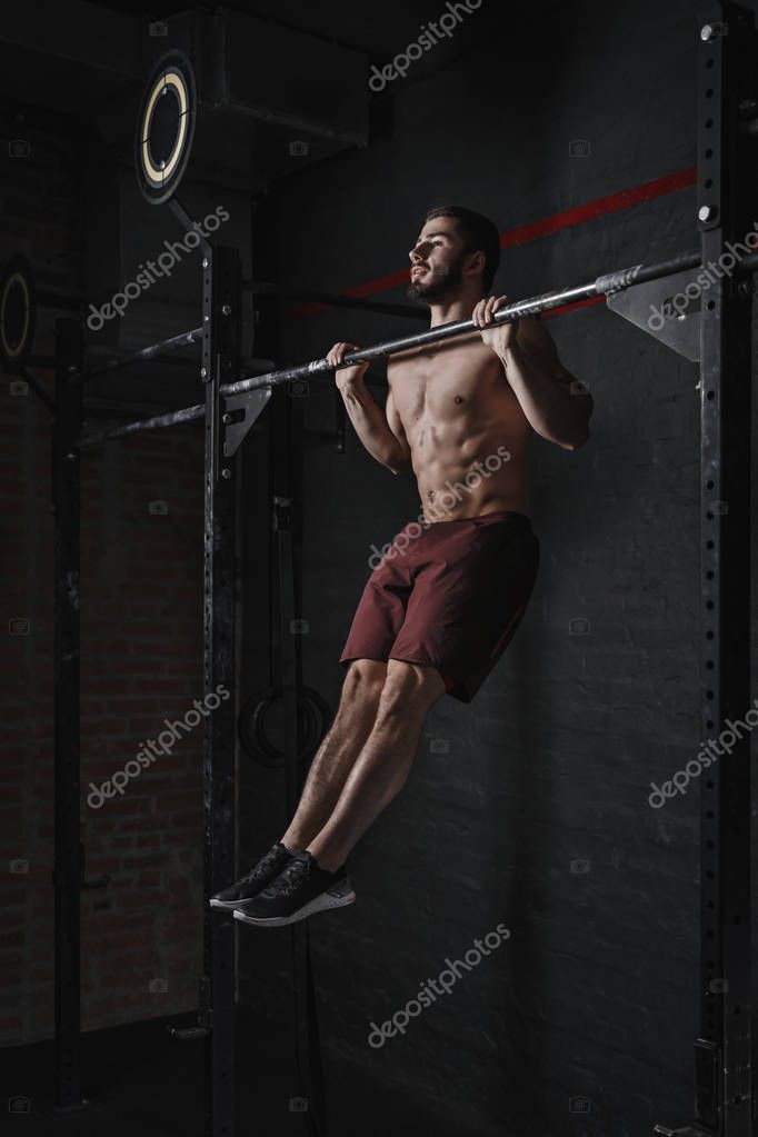 Fotos de Joven Atleta Crossfit Haciendo Pull Ups Gimnasio Hombre Fuerte  Haciendo - Imagen de © iwatchwater #247784162