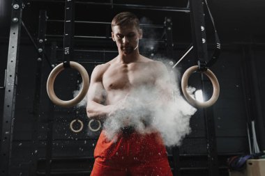Alkışlar eller ve worko için hazırlanıyor kas crossfit atlet