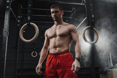 Workou için hazırlanıyor genç kas crossfit atlet portresi