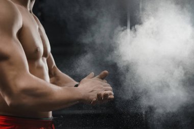 Alkışlar eller ve worko için hazırlanıyor kas crossfit atlet