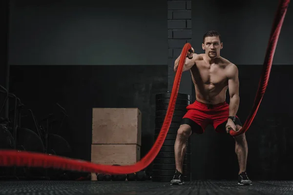 Crossfit 運動選手の戦いをしてロープ運動 — ストック写真