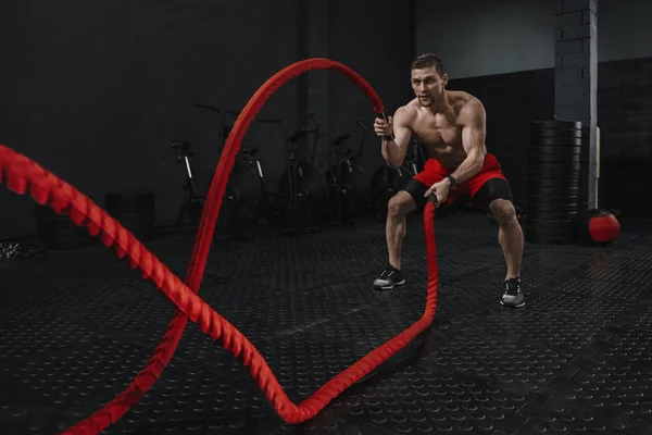 CrossFit savaş halatlar dünya atlete eğitim sırasında egzersiz — Stok fotoğraf