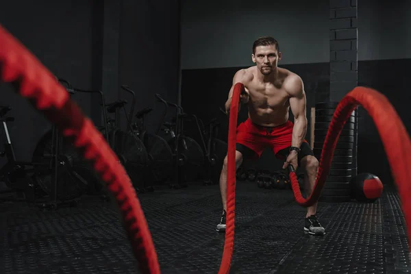 Kaukasische atleet strijde touwen oefening op de crossfit-gy — Stockfoto