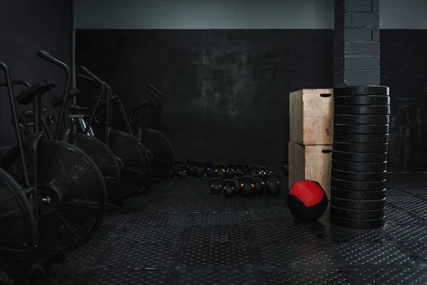 Порожній спортзал з кроссфітним обладнанням . — стокове фото