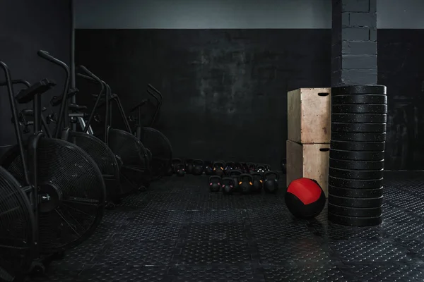 crossfit ekipman ile boş spor salonu.