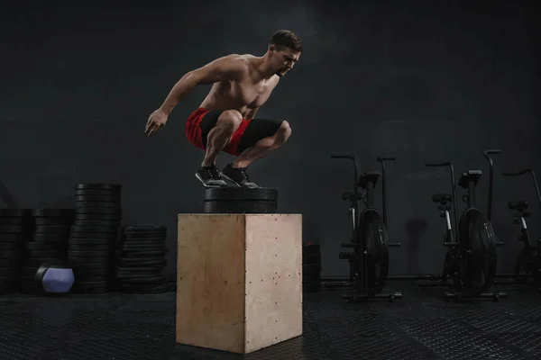 Crossfit ボックス ジャンプ運動。ボックスにジャンプ選手 — ストック写真