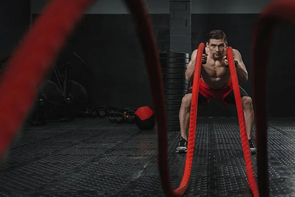 Νέος ισχυρός άνδρας κάνει μάχη σχοινιά άσκηση στο γυμναστήριο crossfit — Φωτογραφία Αρχείου