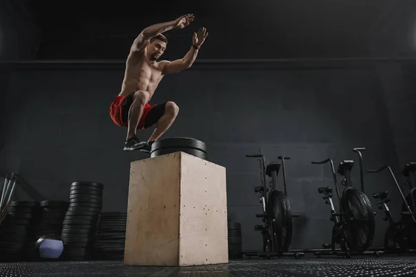 Atleet vak sprong oefening op de crossfit sportschool doet — Stockfoto