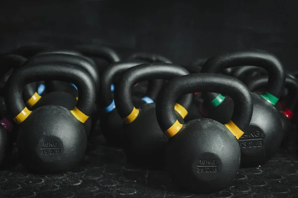 Kettlebells sobre fondo oscuro en el gimnasio crossfit —  Fotos de Stock