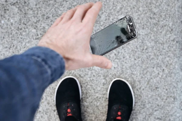 Unge man tappade sin smarttelefon. Fall av trasiga smarttelefon kvickhet — Stockfoto